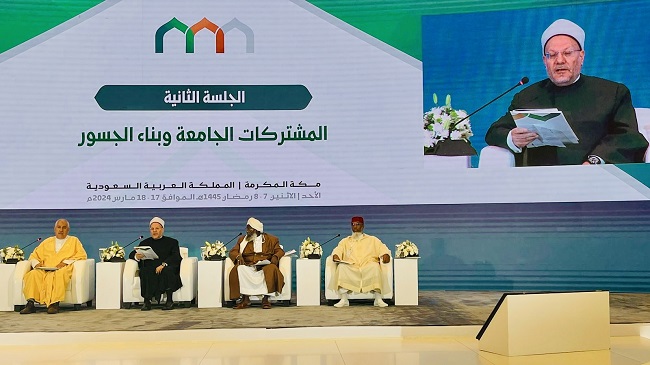  مفتي الجمهورية خلال رئاسته للجلسة الثانية بمؤتمر بناء الجسور بين المذاهب الإسلامية بمكة المكرمة: - اختيار عنوان المؤتمر جاء من إرادةٍ حقيقيةٍ ونيةٍ صادقة لاستثمار هذا التنوع وإدارته بأسلوبٍ رشيدٍ