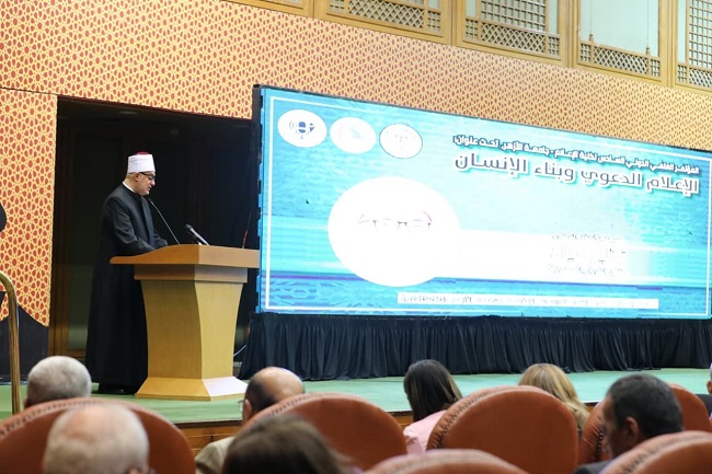 خلال كلمة فضيلته في الجلسة الافتتاحية لمؤتمر كلية الإعلام بنين بجامعة الأزهر.. مفتي الجمهورية يؤكد:   -الإعلام الأمين رسالة هادفة تشكل وعي الناس وتبعدهم عن الأهواء والخرافات