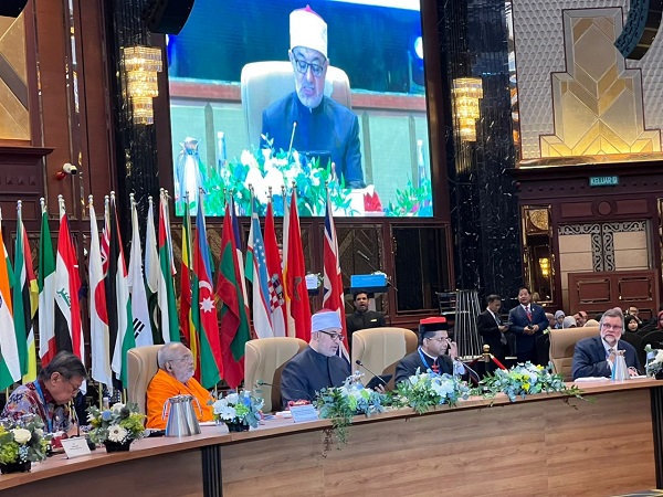 من القمة الدولية للقيادات الدينية بالعاصمة الماليزية كوالالمبور ..  مفتي الجمهورية يدعو إلى تمكين القادة الدينيين من أداء دور فاعل في جهود الوساطة الدولية وحل النزاعات