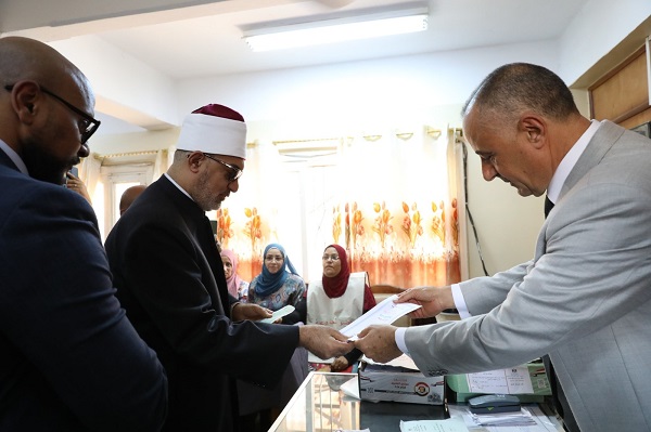 مفتي الجمهورية يُدلي بصوته في انتخابات مجلس الشيوخ لعام 2025 ويؤكد: المشاركة في هذا الاستحقاق الانتخابي مسؤولية وطنية وأمانة شرعية تستوجب من كل مواطن أن يؤديها صونًا لاستقرار الوطن وحفاظًا على مساره الدستوري