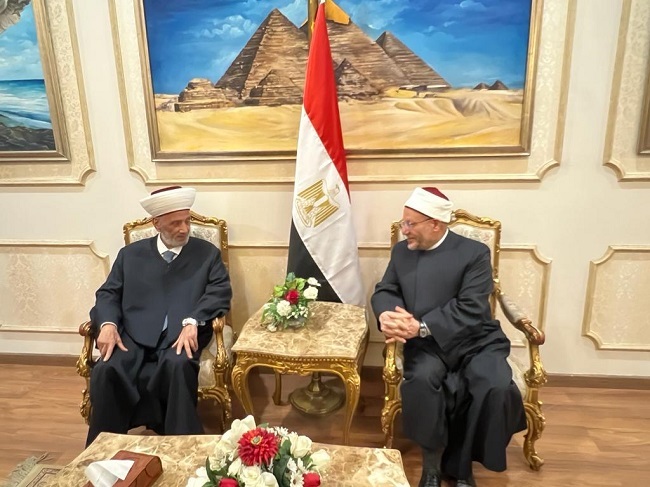 مفتي الجمهورية يستقبل الشيخ عبد اللطيف دريان بمطار القاهرة الدولي عقب وصوله لحضور فعاليات المؤتمر العالمي الثامن للإفتاء