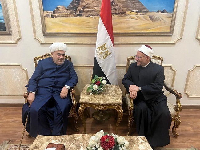 قبيل ساعات من انطلاق المؤتمر العالمي الثامن للإفتاء.. مفتي الجمهورية يستقبل شيخ الإسلام في أذربيجان الله شكر باشا زاده بمطار القاهرة الدولي