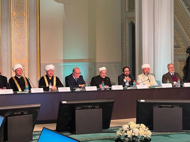  مفتي الجمهورية في المنتدى الإسلامي العالمي التاسع عشر بموسكو:   • القادة الدينيون تقع على عاتقهم مسؤوليات كبيرة في نشر القيم الأخلاقية والروحية ووقف الاعتداءات على الآمنين والمستضعفين 