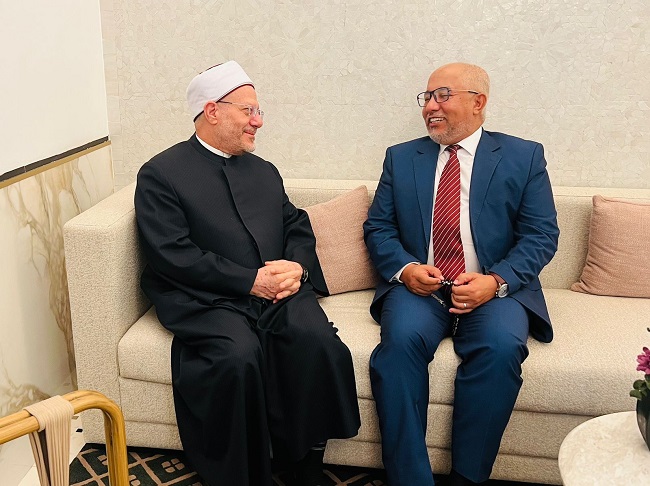 مفتي الجمهورية يلتقي أمين عام "المجتمعات المسلمة" بالمغرب ويبحثان سبل تعزيز التعاون الديني والإفتائي 