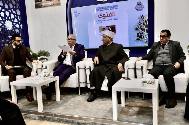  خلال ندوة "الفتوى وعلاقتها بالمصريين بالخارج" :بجناح دار الإفتاء بمعرض الكتاب