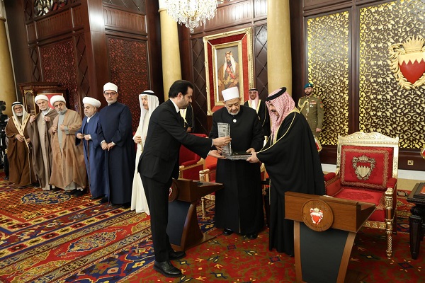 شيخ الأزهر يلتقي جلالة الملك حمد بن عيسى بحضور مفتي الجمهورية وأمين مجلس حكماء المسلمين