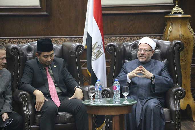 مفتي الجمهورية يستقبل وفدًا ماليزيًّا رفيع المستوى لبحث أوجه تعزيز التعاون الديني بين دار الإفتاء وماليزيا