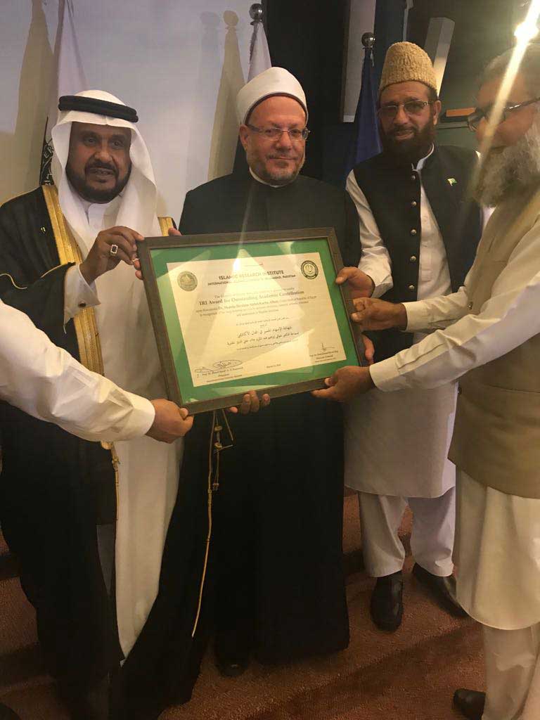 الجامعة الإسلامية بباكستان تمنح مفتي الجمهورية جائزةَ الإسهام المتميز في المجال الأكاديمي لعام 2018