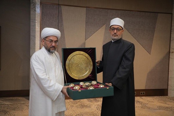 خلال زيارته لأوزبكستان .. لقاء ثنائي مثمر يجمع مفتي الجمهورية بنظيره الأوزبكي يؤكد عمقَ العَلاقات بين البلدين ويضع استراتيجيات لتعزيز التعاون المستقبلي