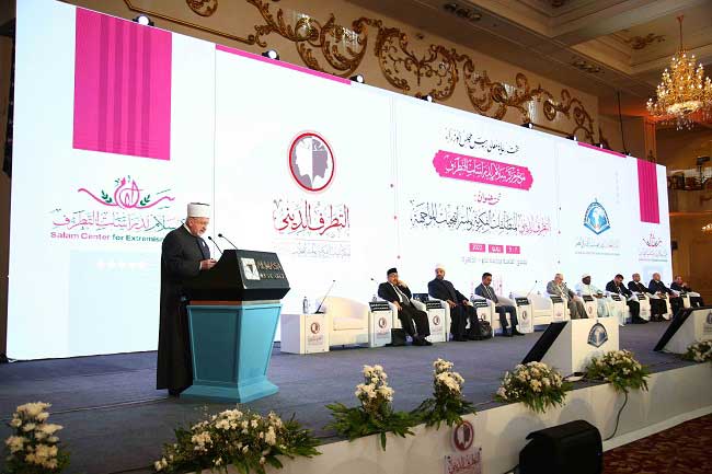 خلال الجلسة الأولى لليوم الثاني لمؤتمر سلام: - رئيس المجلس الإسلامي الأعلى بالجزائر: التطرف جنوح وابتعاد عن الوسط المعهود وفي الدين هو مجاوزة حدود الشرع والانحراف عن وسطيته إفراطًا أو تفريطًا