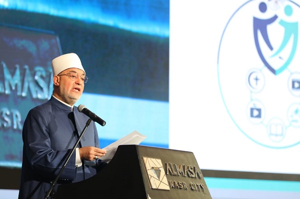 خلال كلمة فضيلته بمؤتمر "معًا لمواجهة خطاب الكراهية" بالتعاون مع الكنيسة القبطية والهيئة الإنجيلية ومركز الملك عبدالله للحوار .. مفتي الجمهورية يؤكد:  التنوع الديني والثقافي حقيقةٌ كونيةٌ ينبغي إدارتها بالحوار وصونها بالعدل وتحويلها إلى مصدر ثراء إنساني لا سببًا للصراع والانقسام