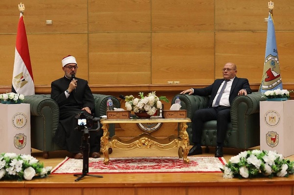 خلال كلمة فضيلته بندوة: «حرب الشائعات وأثرها على الفرد والمجتمع» بجامعة سوهاج.. مفتي الجمهورية يؤكد: الشائعات هي سيلٌ جارفٌ من الأباطيل، لا يغرق فيه إلا من تَخلَّى عن مجداف العقل، ولا ينجو منه إلا مَن احتمى بسدِّ الوعي الراسخ