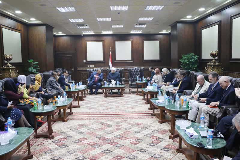 مفتي الجمهورية يستقبل وفدًا رفيع المستوى يضم 25 قسًّا من رؤساء وأعضاء أهم كنيستين إنجيليتين بفروعهما في الولايات المتحدة الأمريكية وكندا وجنوب إفريقيا