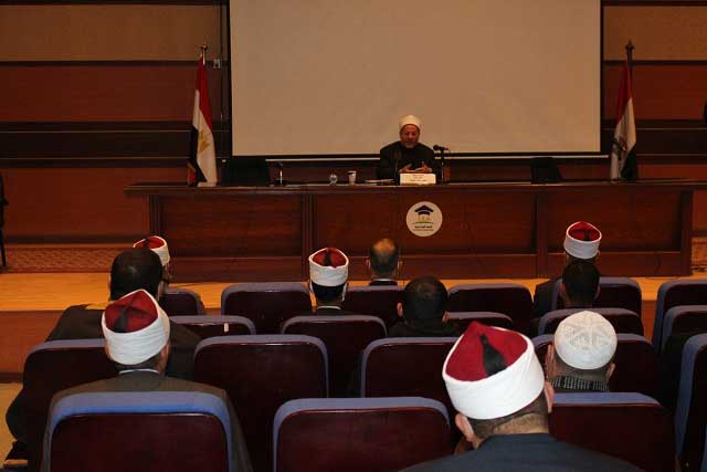 مفتي الجمهورية خلال كلمته بالدَّورة التدريبية المشتركة لأئمة مصر وفلسطين بأكاديمية الأوقاف الدولية: - نحن متصلون بالأصل ومنفتحون على العصر ولكن هذا الانفتاح لا يعني إذابة الثوابت