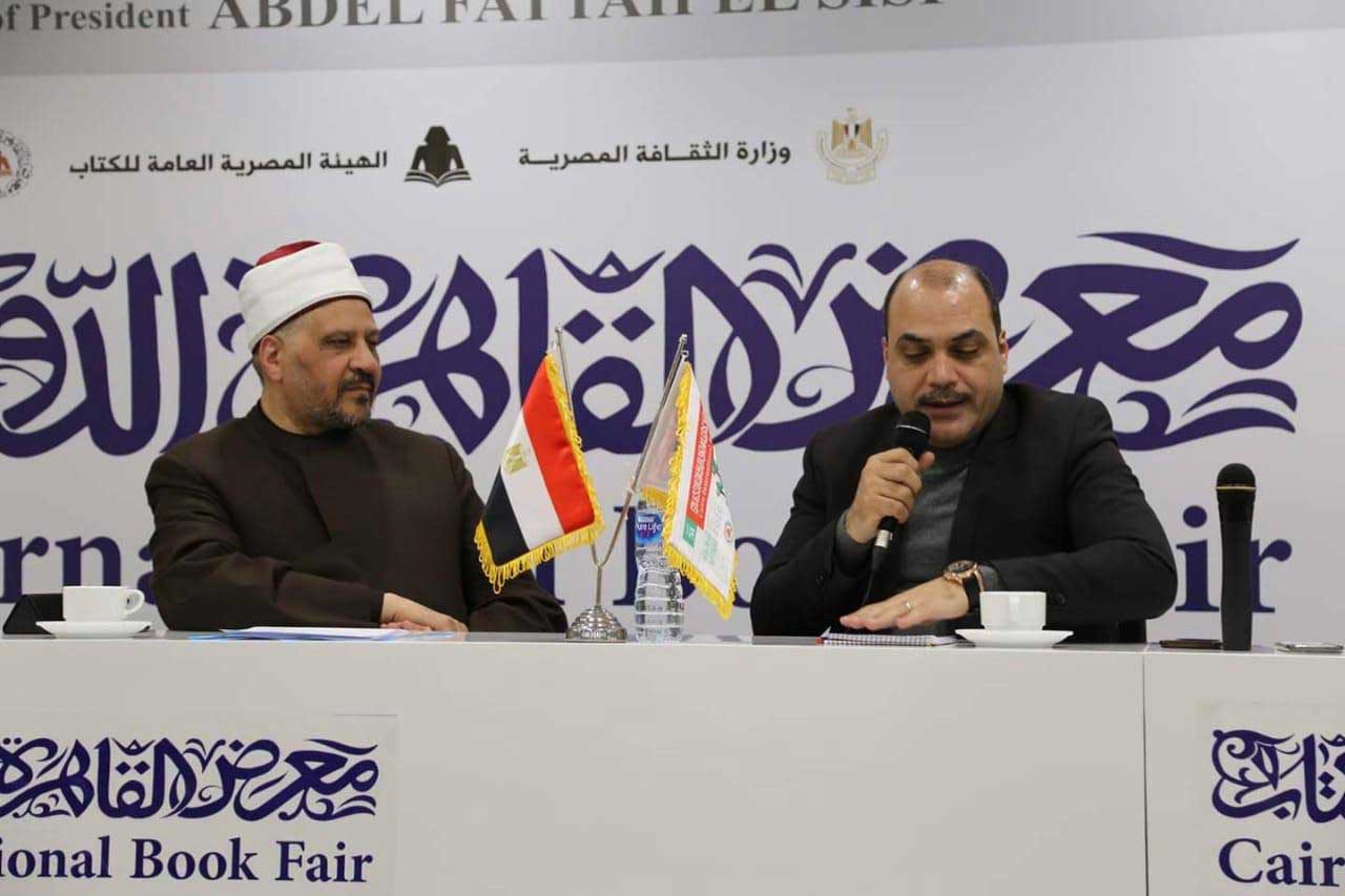 خلال كلمته في ندوة "سمات التدين الصحيح" بمعرض الكتاب .. المستشار الأكاديمي لمفتي الجمهورية: نحتاج إلى عقول تنير الفقه وفقيه يفكر خارج الصندوق