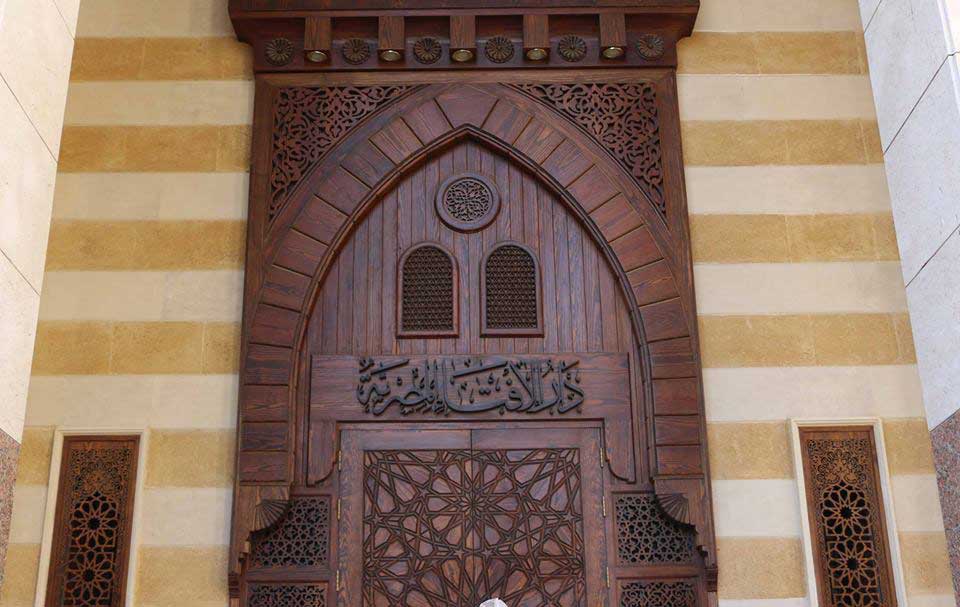 حرام شرعًا وأكل لأموال الناس بالباطل.. دار الإفتاء تحذر التجار والمحال من حبس السلع ورفع أسعارها بسبب وباء "كورونا"