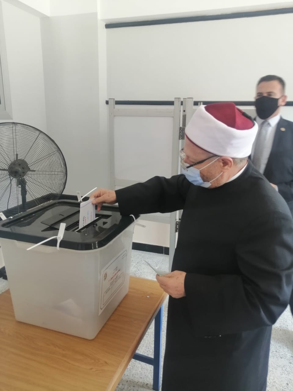 مفتي الجمهورية عقب التصويت في انتخابات مجلس الشيوخ: أدعو الجميع للمشاركة الفعالة لنعبر بمصر نحو آفاق جديدة من الخير والرخاء