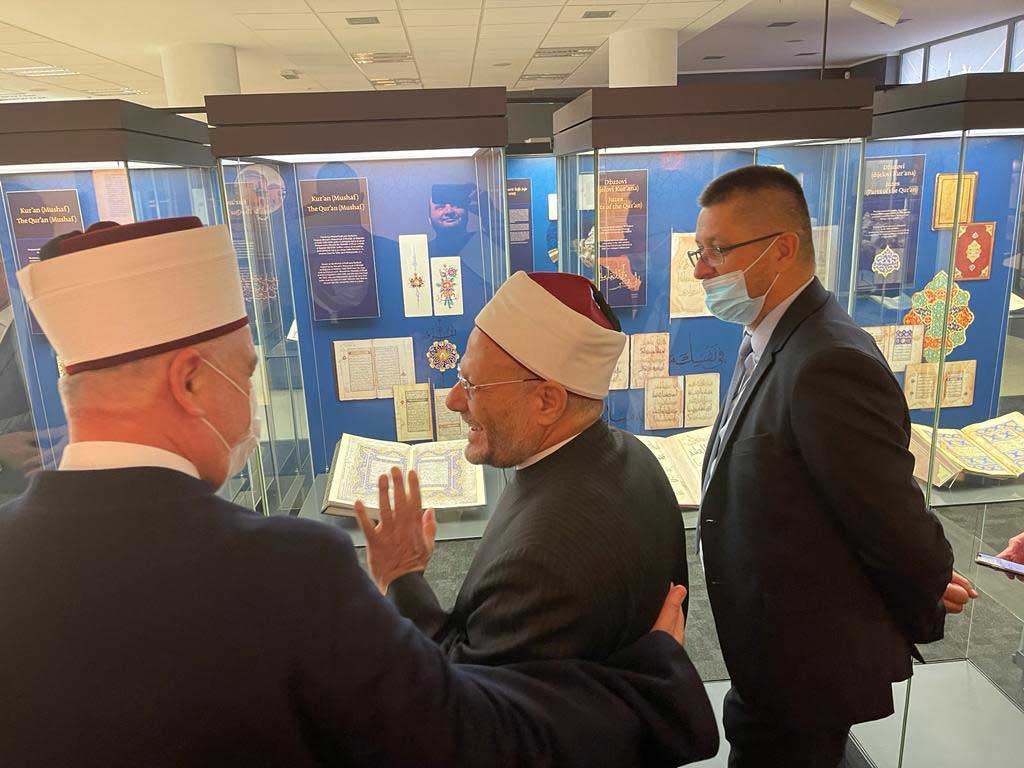 مفتي الجمهورية يتفقد المخطوطات النادرة في مكتبة غازي خسرو بك التاريخية بالبوسنة .. ويُثمِّن دورَها الهائل في إثراء الحضارة الإسلامية