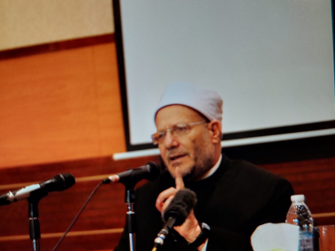  مفتي الجمهورية يواصل حديثه عن السيدة خديجة في لقائه الرمضاني اليومي مع الإعلامي حمدي رزق:  - هناك دورس مستفادة من وقوف السيدة خديجة بجوار سيِّدنا رسول الله منها ضرورة وقوف الزوجة بجوار زوجها في الأحداث الجسام  