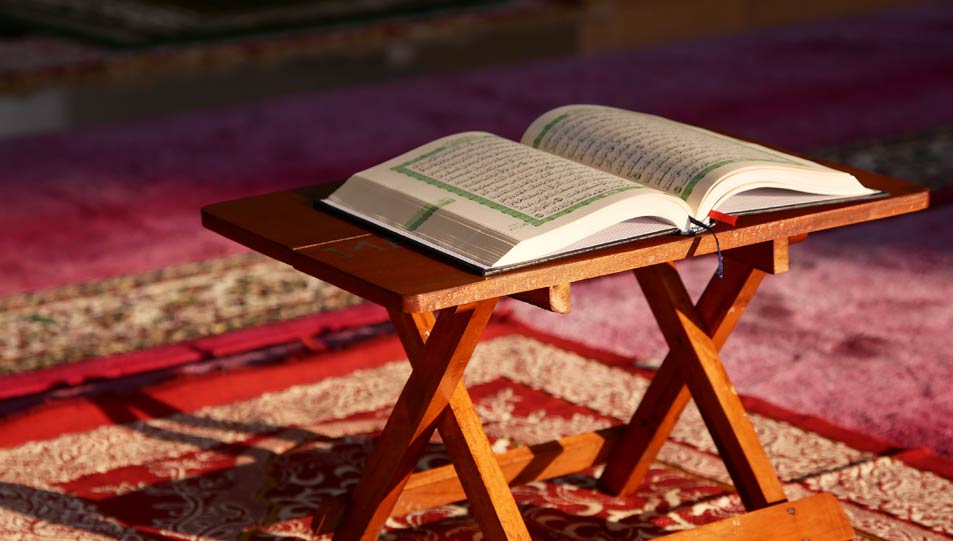 تفسير القرآن الكريم وتدريسه بغير اللغة العربية