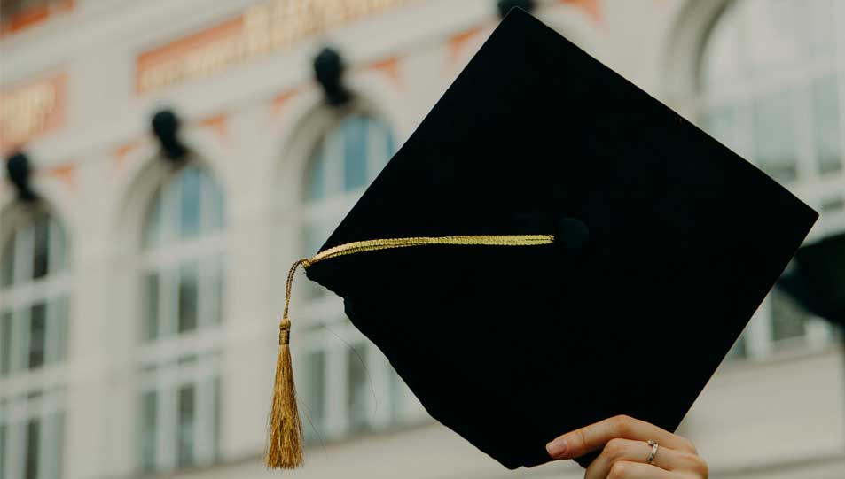 حكم إقامة حفلات التخرج