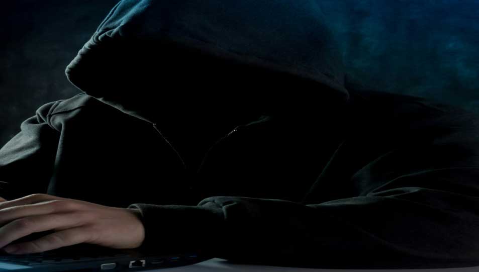 حكم اختراق الهاكر لحسابات المعتدين على الناس