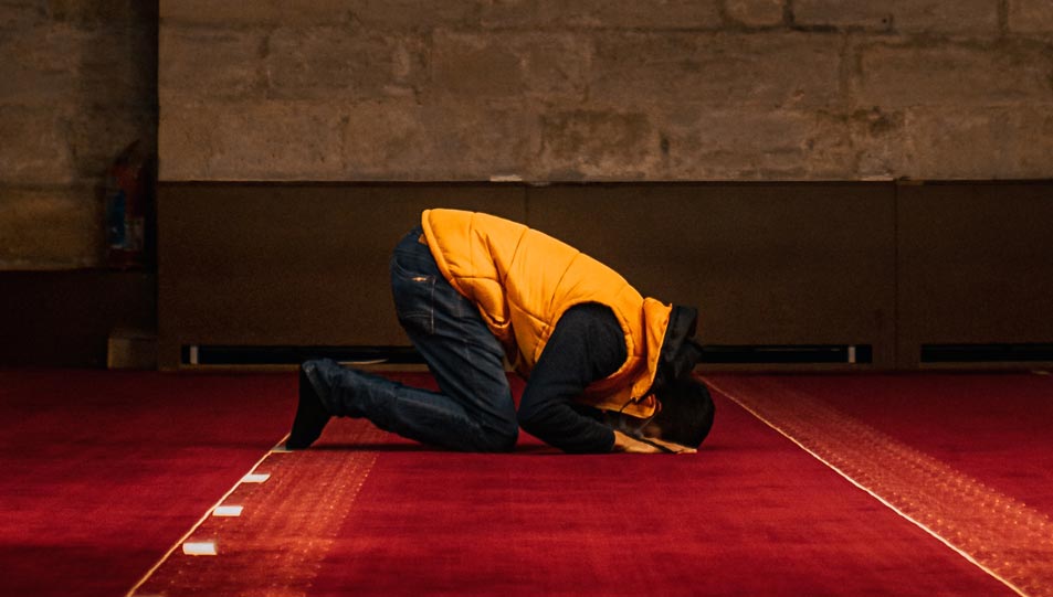 حكم جهر الإمام بالقراءة في الصلاة السرية ناسيًا