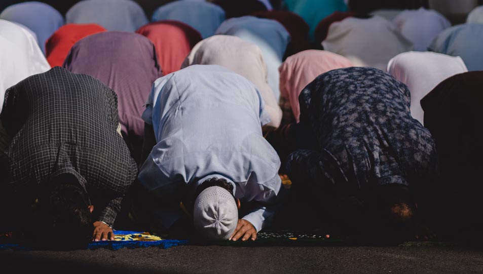 حكم التقدم على الإمام الراتب في المسجد للصلاة