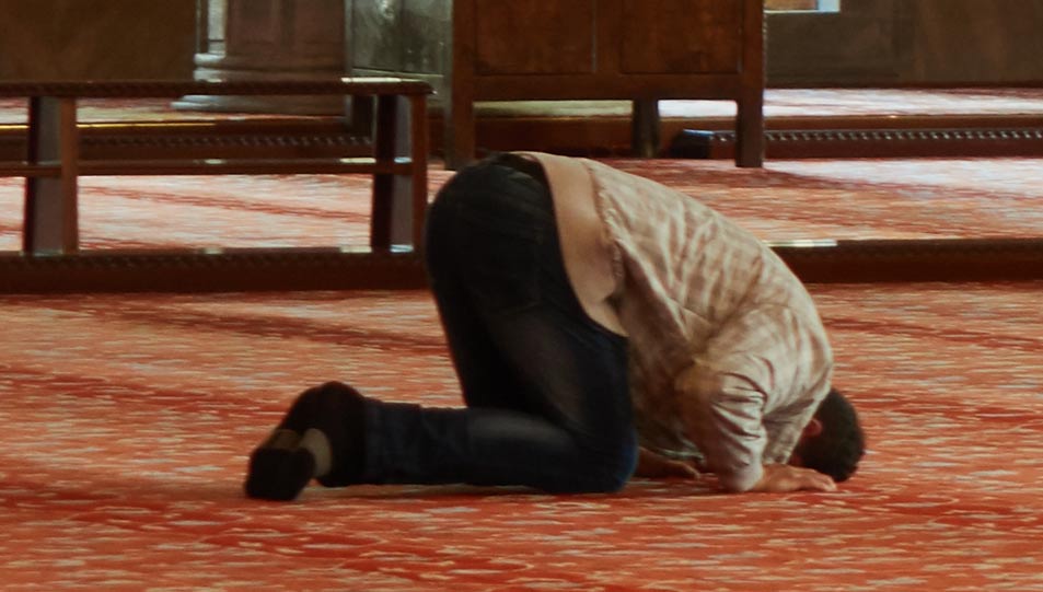 حكم الفتح على المصلي من شخص خارج الصلاة