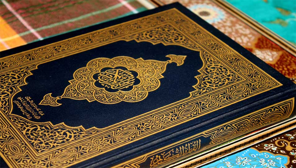 حكم قراءة القرآن بطريقة برايل أثناء الصلاة وتحريك اليد