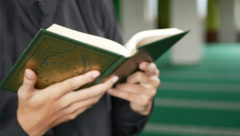 حكم قراءة القرآن الكريم من المصحف في صلاة التراويح