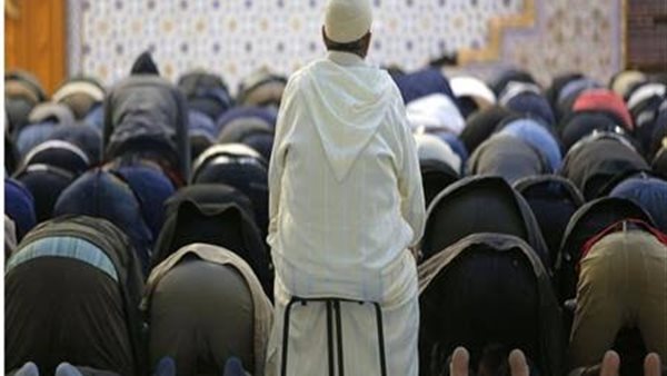 كيفية المساواة في الصف بين المصلي قائمًا والجالس على الكرسي