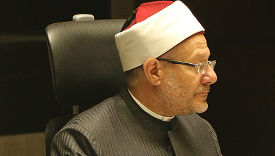 مفتي الجمهورية خلال لقائه الأسبوعي مع الإعلامي حمدي رزق:  - "التفكُّك الأسري" ظاهرة تؤرِّق المجتمع وتحتاج إلى العديد من المراكز البحثية لوضع الحلول لها 
