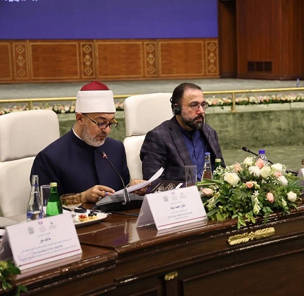 Son Éminence le Professeur Dr. Nazir Mohammed ‘Ayad, Mufti de la République et Président du Secrétariat général des Institutions de Fatwa dans le monde, a déclaré au début de son discours lors de la « Session des savants », organisée en marge de sa participation aux travaux de la conférence mondiale intitulée : « L’éducation des filles dans les sociétés musulmanes : défis et opportunités », qui se tient dans la capitale pakistanaise, Islamabad, du 11 au 12 janvier 2025.
