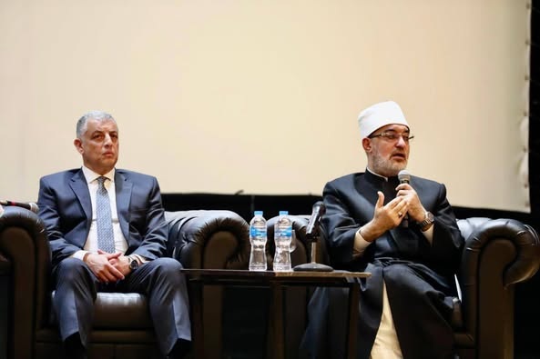 Lors de son allocution prononcée à l’occasion du grand séminaire culturel organisé au Palais de la Culture d’Ismaïlia, le Mufti de la République a affirmé : « La construction de l’être humain est le fondement de l’édification des nations, et l’anniversaire de la victoire d’Octobre nous rappelle l’importance de la religion, de la morale et de la pensée saine dans la réalisation de la victoire. »