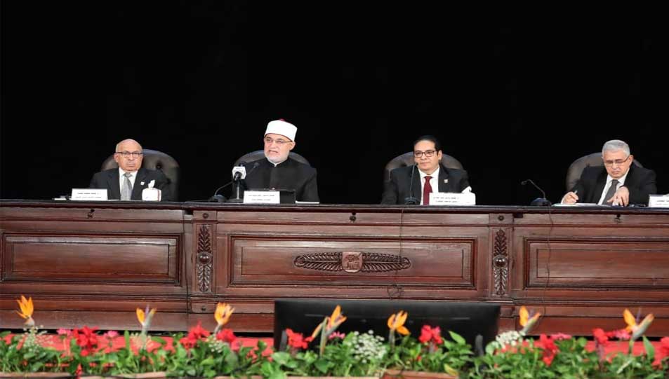 Au milieu d’une grande foule d’étudiants… Le Grand Mufti de la République donne une conférence à l’Université de Le Caire : Les vertus du Ramadan se manifestent dans le respect du Coran, le renforcement de la volonté, l’éveil de la conscience et la promotion de la solidarité sociale.