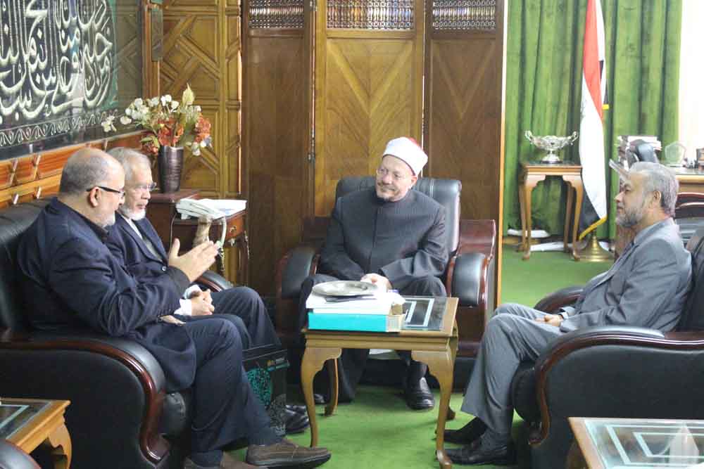 Egypt's Mufti receives a delegation from the International University in Malaysia