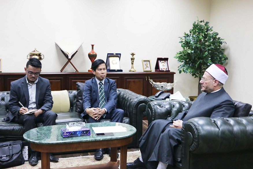 The Grand Mufti of Egypt meets with the Ambassador of the Philippines 