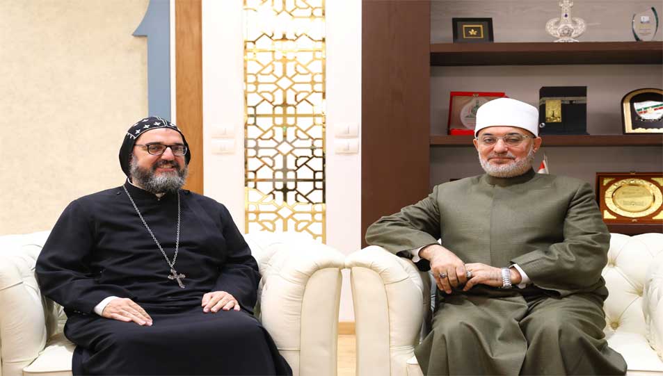 Le Grand Mufti de la République reçoit le prêtre de l’Église syriaque en Égypte pour le féliciter à l’occasion de l’Aïd al-Adha béni.