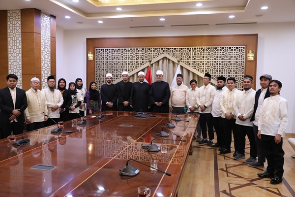 Le Mufti de la République reçoit, à Dar Al-Ifta, une délégation d’imams et de juges des Philippines et affirme que le monde contemporain repose sur la pluralité et la diversité religieuse, culturelle et intellectuelle ; une diversité qui constitue une réalité humaine et une loi universelle reconnue par l’islam et consacrée par le Noble Coran.