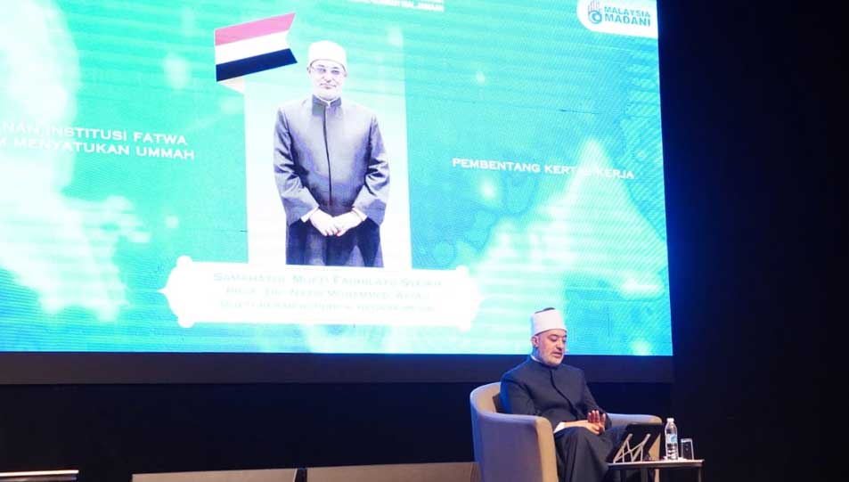 Lors de son allocution au Colloque civil mondial sur la doctrine des Gens de la Sunna et du Consensus, intitulé « Le rôle des institutions de la fatwa dans l’unification de la communauté musulmane », le Mufti de la République a affirmé que l’islam a établi les fondements de l’unité, en faisant de celle-ci un principe fondamental de la religion et l’un de ses objectifs suprêmes.