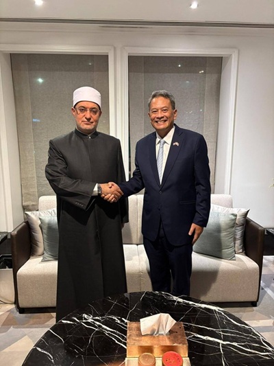 Lors d’une visite officielle reflétant la profondeur des liens civilisationnels et mettant en lumière le statut religieux de l’Égypte à l’échelle mondiale… le Grand Mufti de la République arrive à Bangkok, capitale de la Thaïlande.