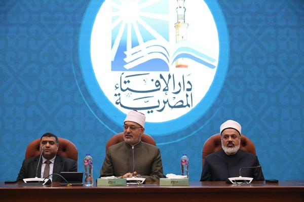 Le Grand Mufti de la République rencontre une délégation d’imams et de prédicateurs provenant de huit pays participant au programme “Formation du prédicateur contemporain” à l’Académie d’al-Azhar pour la formation.