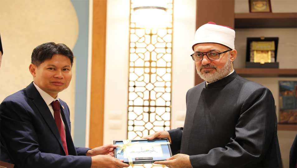 Le Mufti de la République reçoit l'Ambassadeur du Brunei pour discuter du renforcement de la coopération entre la Dar al-Ifta d’Égypte et son homologue du Brunei.