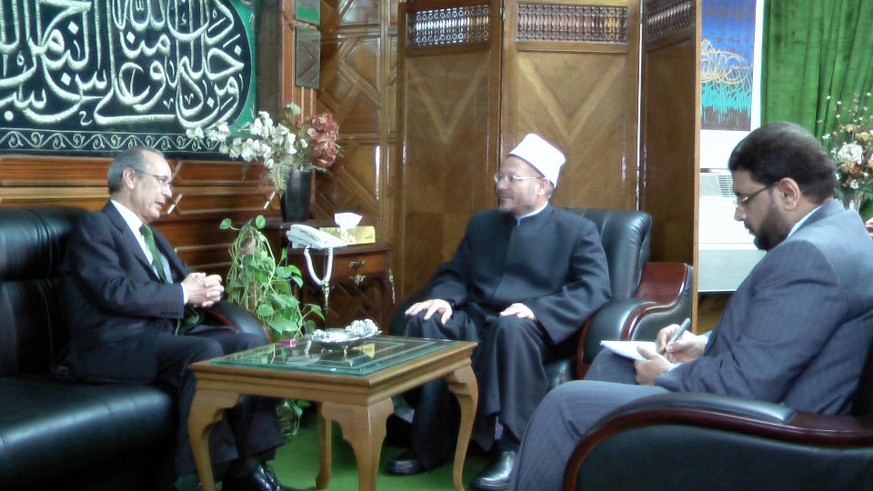 The Grand Mufti of Egypt delivers a lecture before the King of Morocco during the month of Ramadan
