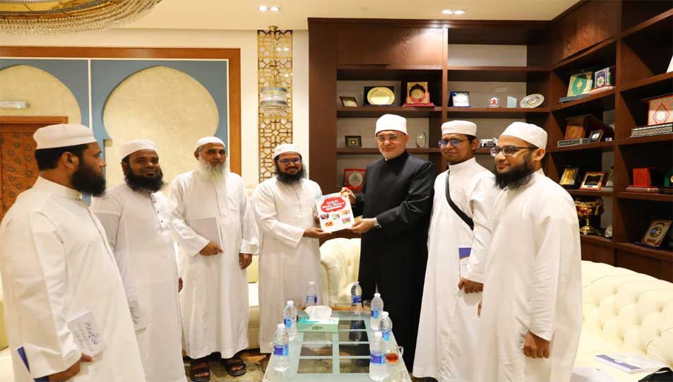 Egypt's Grand Mufti Receives Delegation of Bangladeshi Imams, Discusses Ways to Strengthen Scholarly Cooperation
