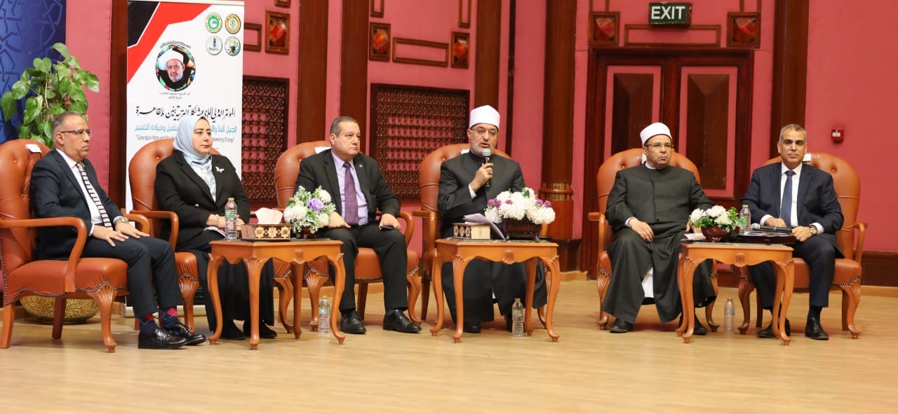 « Lors de son allocution au congrès de la Faculté d’éducation de l’Université Al-Azhar, le Grand Mufti a affirmé : « L’appartenance à la patrie, la loyauté à son service et le dévouement à sa défense représentent la racine authentique de l’identité nationale et le nerf de l’existence sociale. ». 