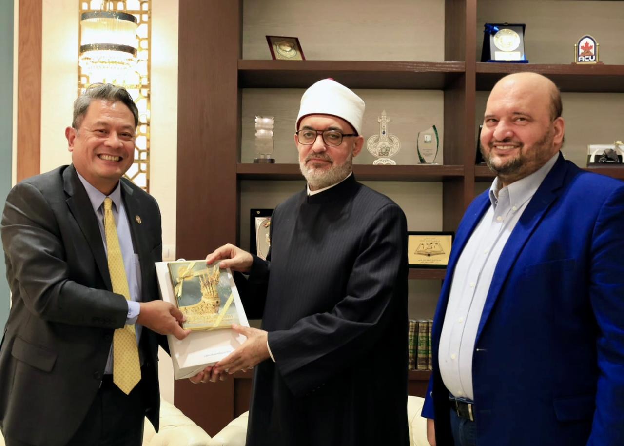 Egypt's Grand Mufti Meets Thai Ambassador to Cairo to Boost Religious Cooperation 