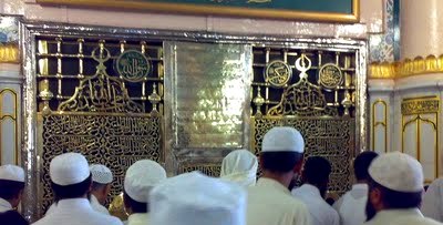 The Etiquette of Visiting the Tomb of the Prophet and Standing before his Blessed Grave