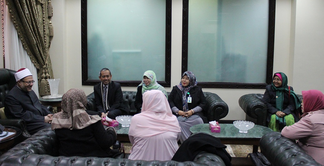 Egypt’s Grand Mufti receives a delegation of Indonesian female Scholars